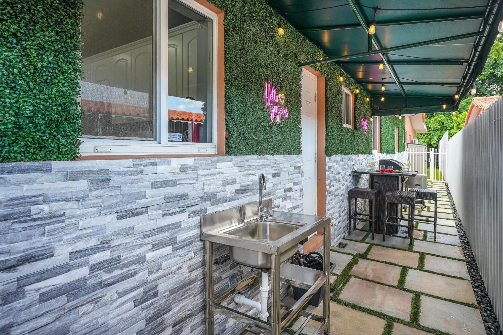Vacay Spot Happy Escape 15 Min Beach Massage Shower Prime Loc! 6 Blocks Away From Bars, Nite Clubs, Res, Shops Miami Bagian luar foto